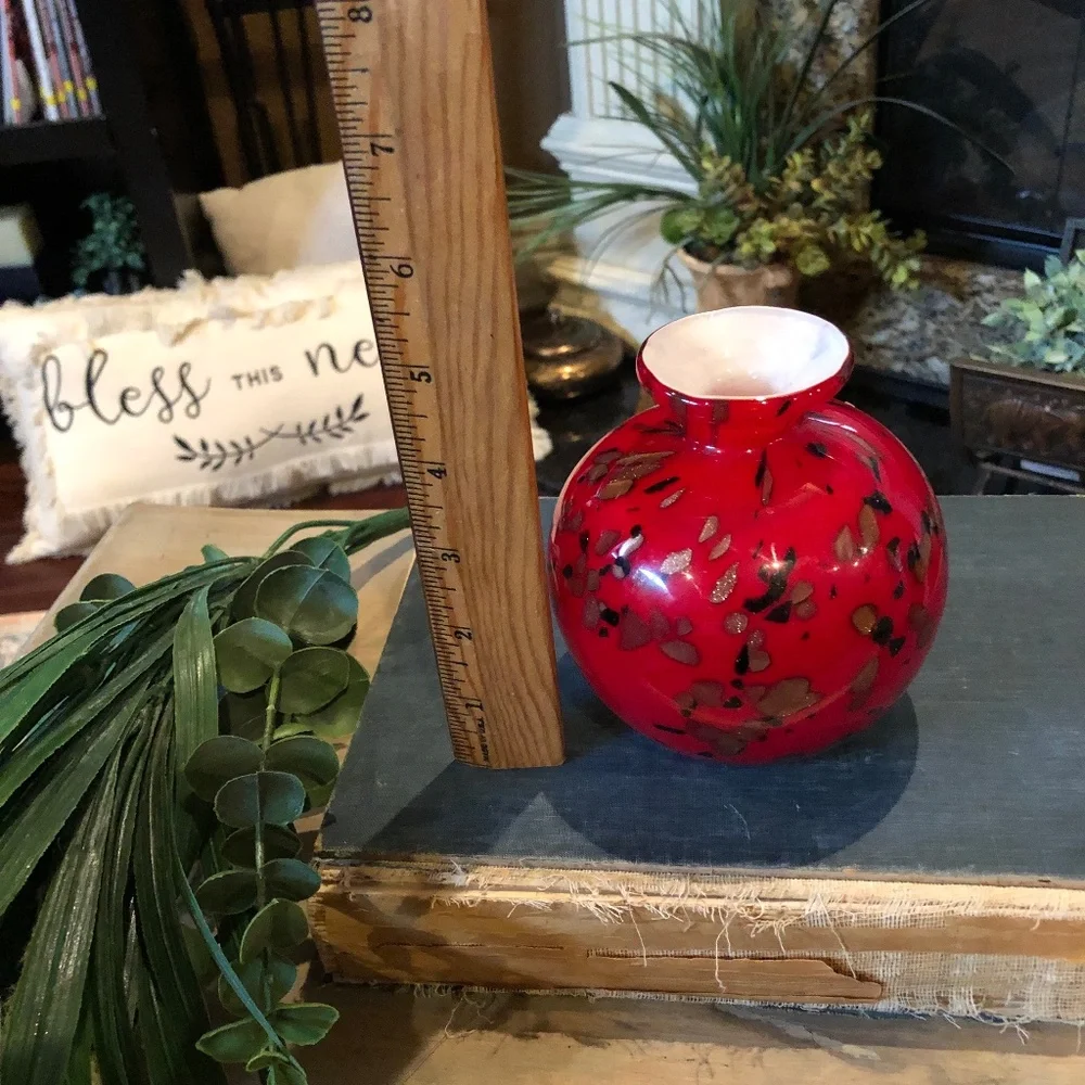 Beautiful Red Art Glass Vase With Gold Flecks Cased White Glass 8 Inches. - Picture 5 of 6